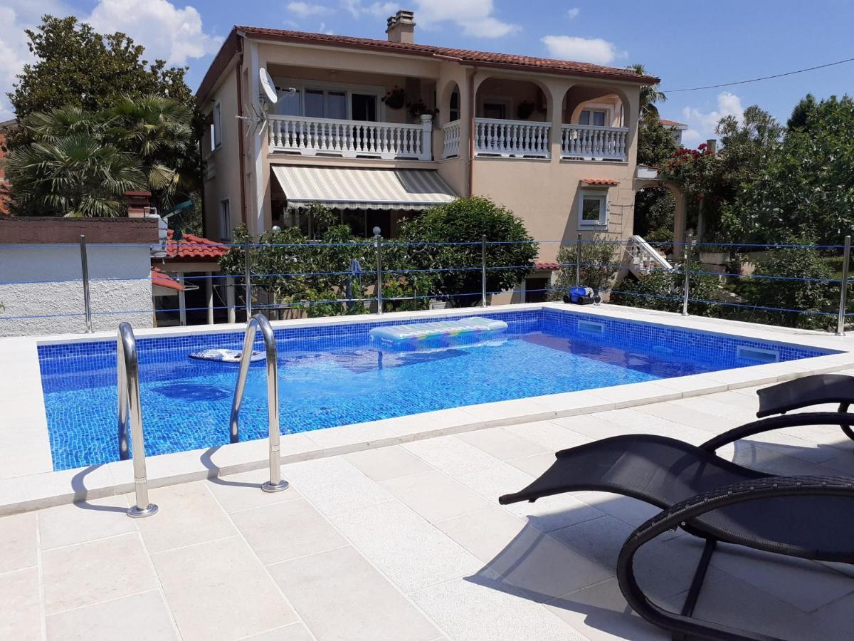 Apartment Hana With A Private Pool Malinska Exterior foto